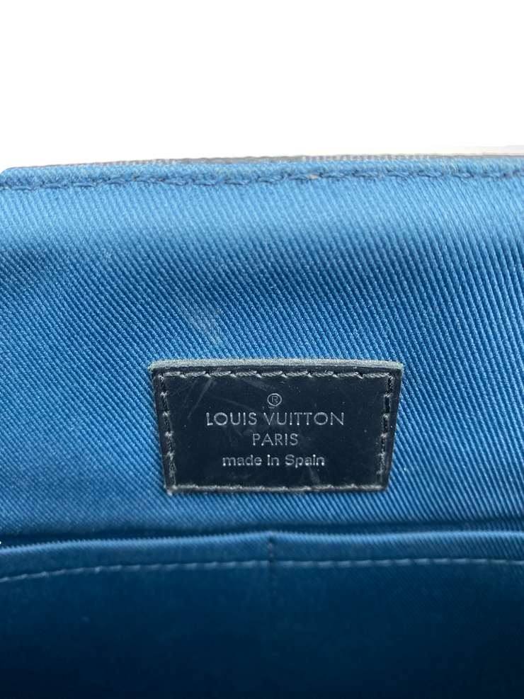 Louis Vuitton Damier Graphite District MM Messenger Bag (SHF-19605